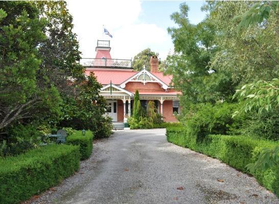 ออมิสตันเฮาส์ Bed & Breakfast สตรอน ภายนอก รูปภาพ
