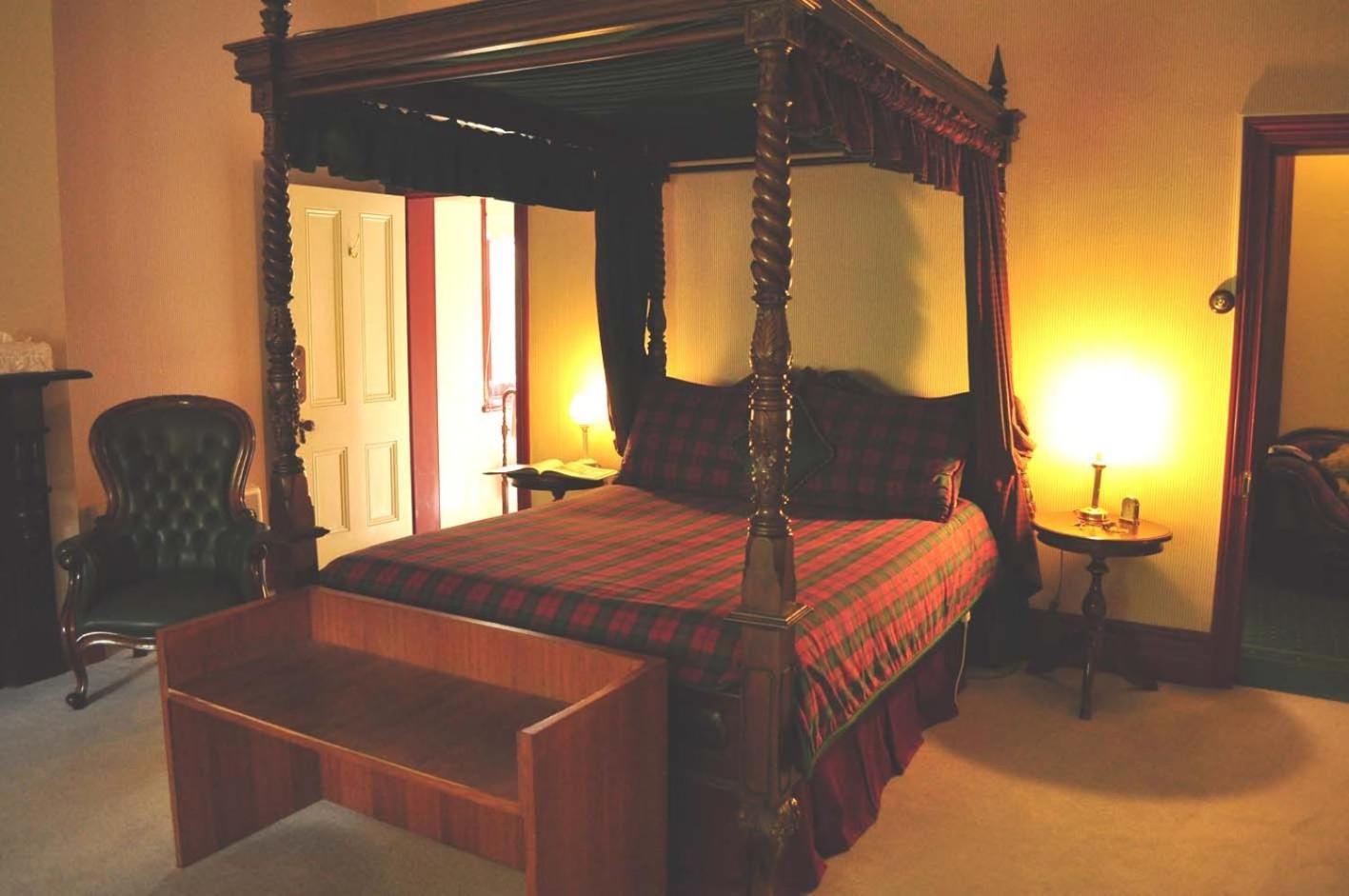 ออมิสตันเฮาส์ Bed & Breakfast สตรอน ภายนอก รูปภาพ