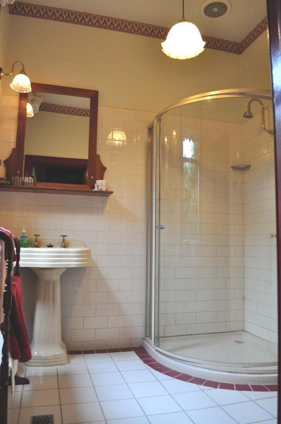 ออมิสตันเฮาส์ Bed & Breakfast สตรอน ภายนอก รูปภาพ