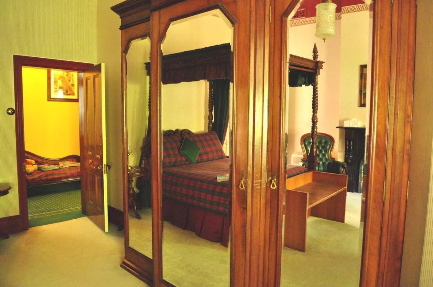 ออมิสตันเฮาส์ Bed & Breakfast สตรอน ภายนอก รูปภาพ