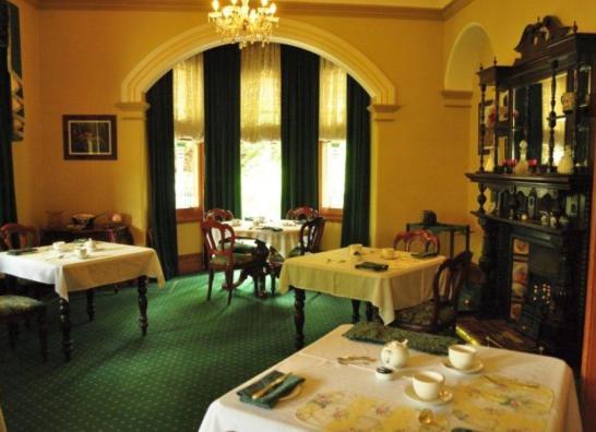 ออมิสตันเฮาส์ Bed & Breakfast สตรอน ภายนอก รูปภาพ