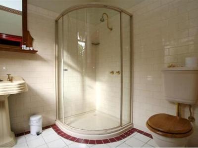 ออมิสตันเฮาส์ Bed & Breakfast สตรอน ภายนอก รูปภาพ
